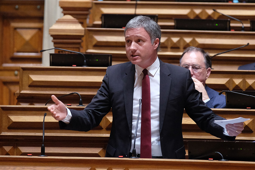 Governo segue o caminho correto ao “salvar empresas e postos de trabalho”