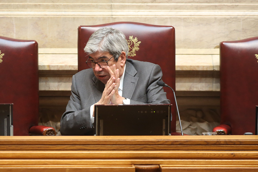 PS propõe vacinação prioritária para presidente e vice-presidentes da AR