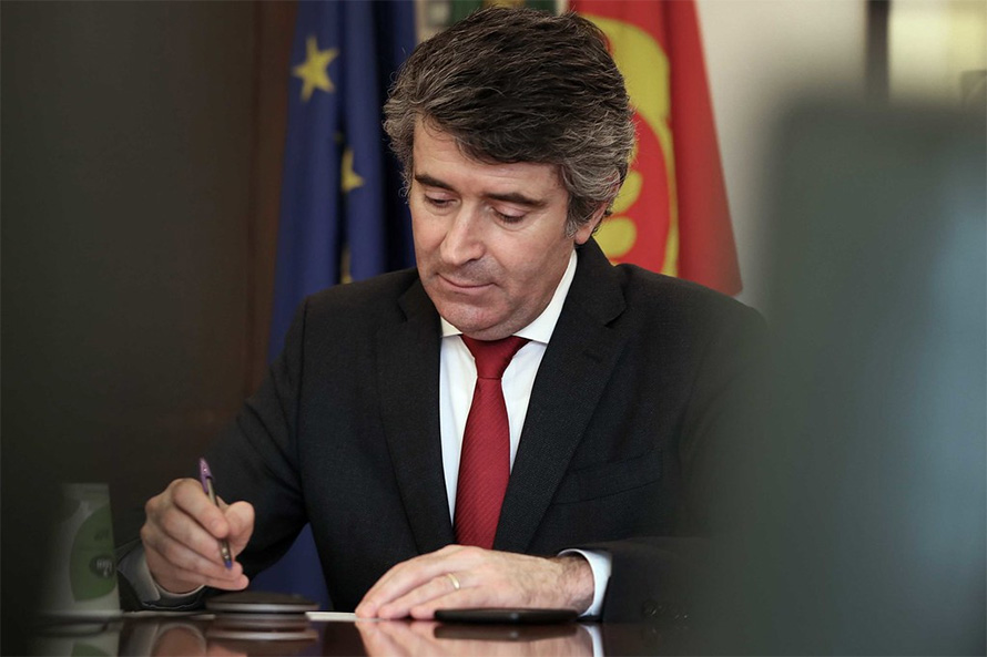 José Luís Carneiro promete reforço da presença de mulheres nas listas do PS