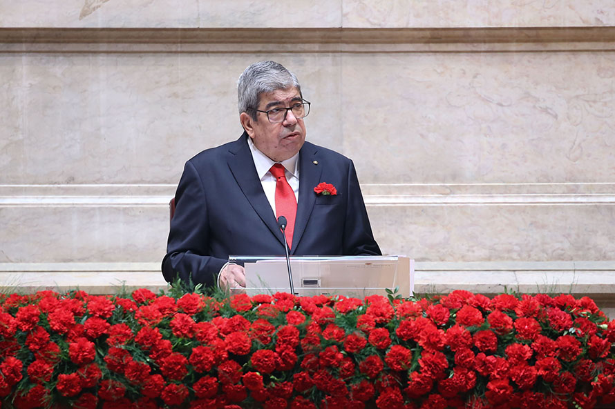 Ferro Rodrigues pede que se honre legado dos constituintes e que se traduza em leis as soluções para os problemas do país