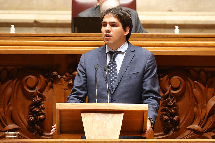 “Competitividade é crescer sem ser preciso cortar salários e subsídios”