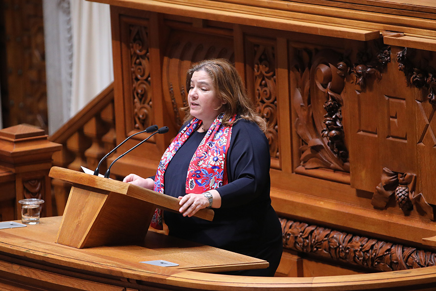 PS avisa que é tão grave mentir como deixar que a falsidade se instale por omissão propositada