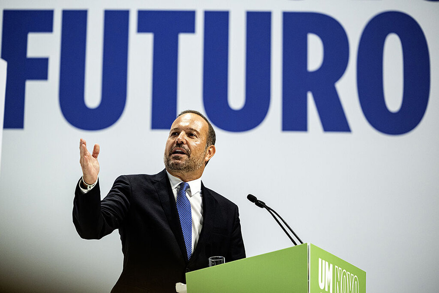 É ao Governo Regional que cabe procurar acordos para viabilizar o Orçamento