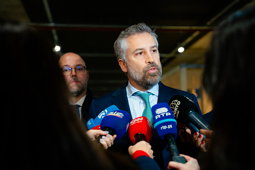 Crise no INEM e política do “telefone à porta” evidenciam incompetência do governo na Saúde