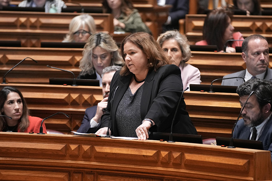 Moção de confiança foi provocatória e arrasta o país para crise política