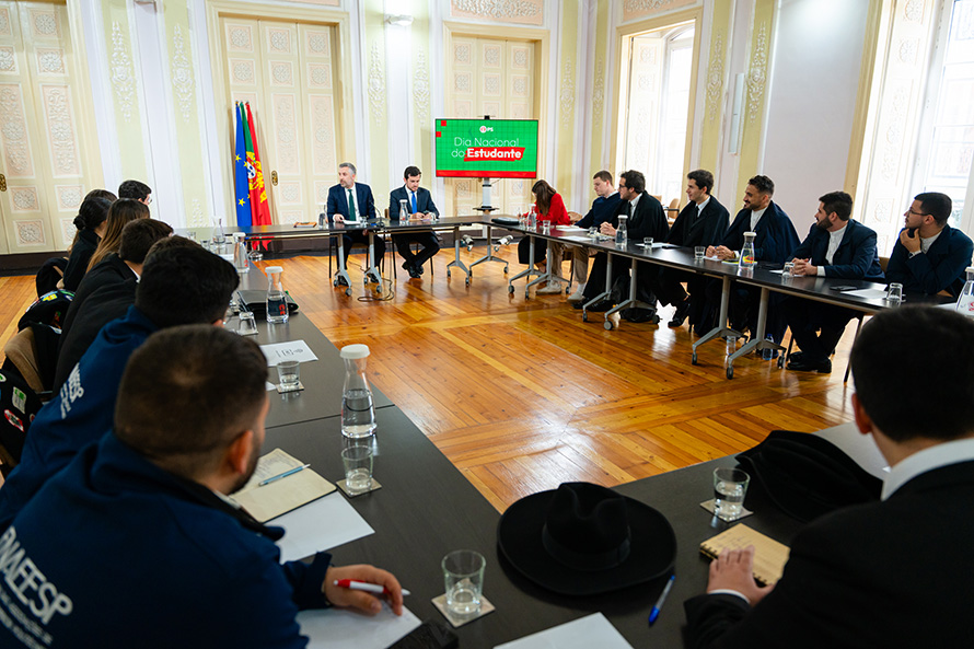 Pedro Nuno Santos recebeu associações e federações académicas para discutir problemas dos alunos do Ensino Superior