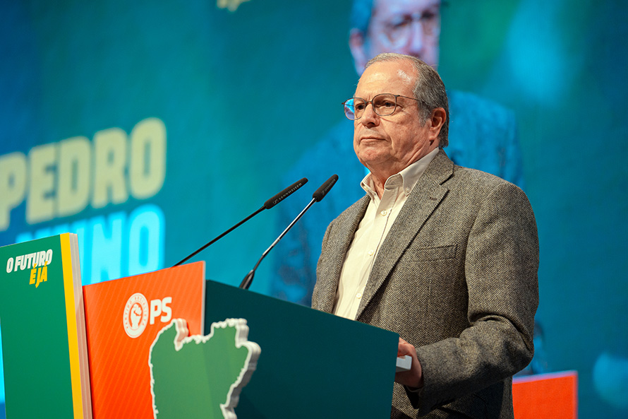 Carlos César exerceu voto antecipado “muito confiante” na vitória do PS