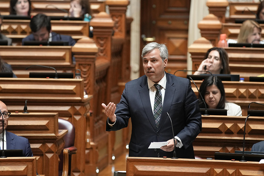 Equiparação de extrema-direita terrorista à extrema-esquerda é errada