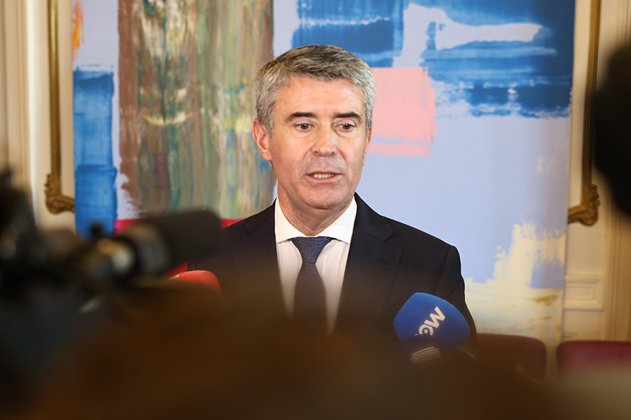 José Luís Carneiro enaltece dedicação e altruísmo de bombeiros e Proteção Civil