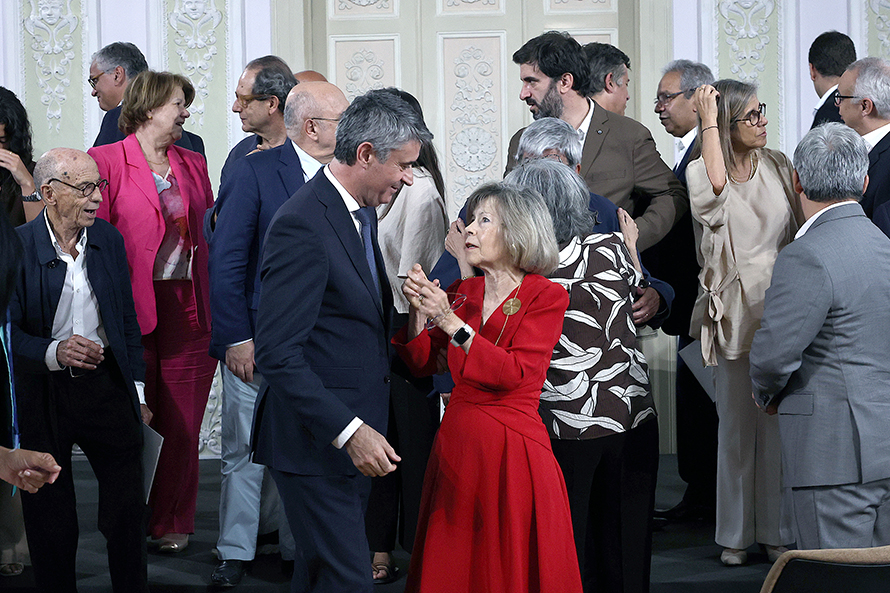 Contributo de mais de 90 personalidades