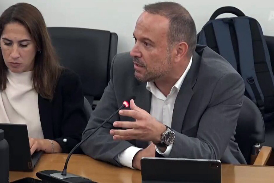 Francisco César exige novas soluções para combater a degradação contínua dos serviços dos CTT na Região