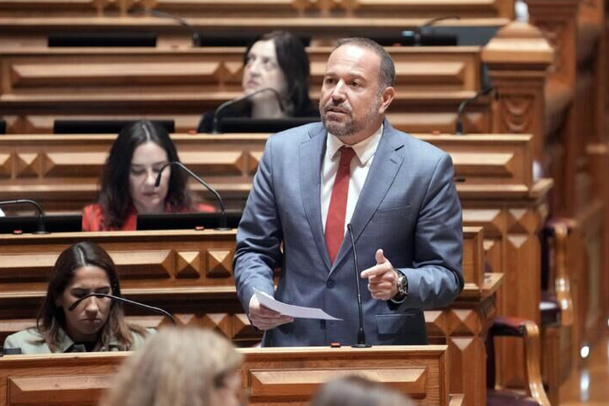 Francisco César exige medidas concretas para garantir equidade no apoio à ciência na Região