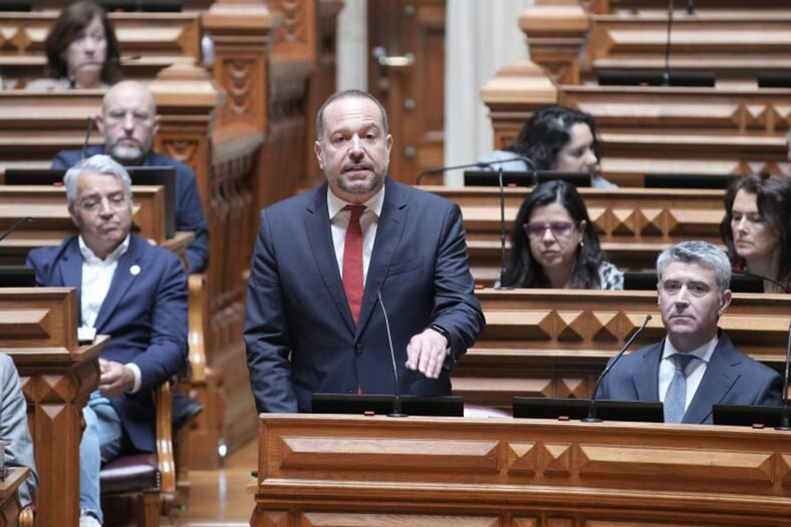 Francisco César quer aplicação imediata da nova lei da mobilidade para que “os açorianos não paguem pelos erros do Governo”