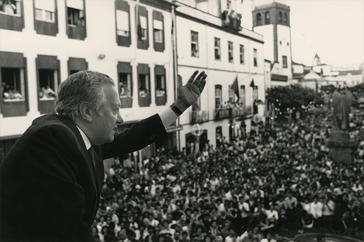 Ferro Rodrigues recorda defesa da democracia e insubmissão ao populismo
