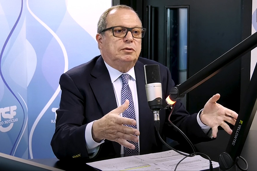 Carlos César lamenta “ambição infantil” do PSD em querer gerar crises no Governo