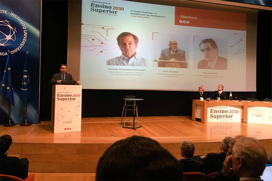 Mais apoio aos estudantes e menos encargos para as famílias