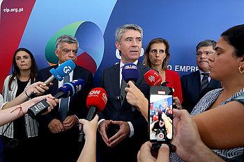 José Luís Carneiro exige plano de resposta às tarifas para mitigar impactos na economia
