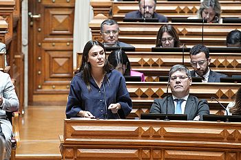 Governo da AD está a trair uma geração ao pôr o prémio salarial jovem na gaveta