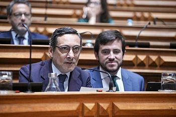 PS pergunta se ministro das Finanças continua a criticar trajetória da dívida pública e aumento das aplicações em CEDIC