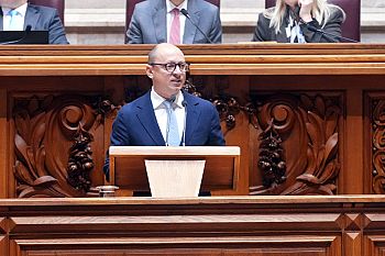 PS exige políticas humanistas ao Governo para compensar reação tardia