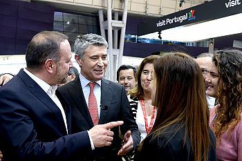 José Luís Carneiro exige salários a 100% no lay-off e desafia Governo a corrigir erros