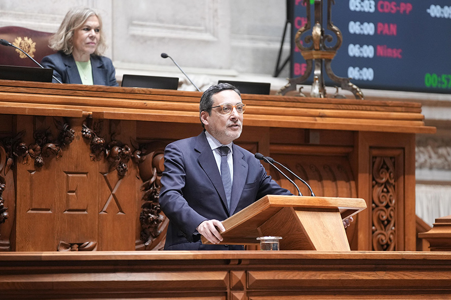 As famílias e as empresas pagam mais ao Estado com o Governo da AD