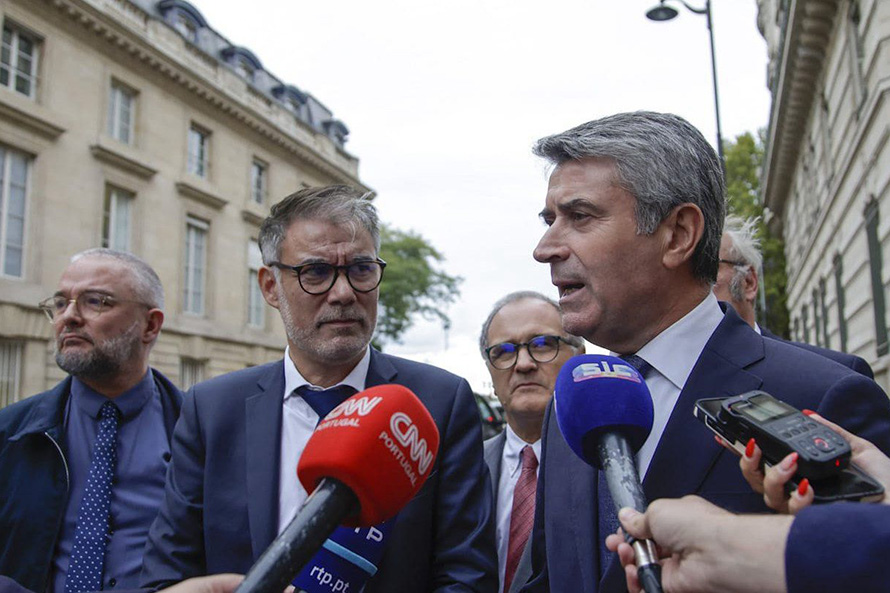 José Luís Carneiro reforça cooperação com socialistas franceses para revitalizar esquerda europeia