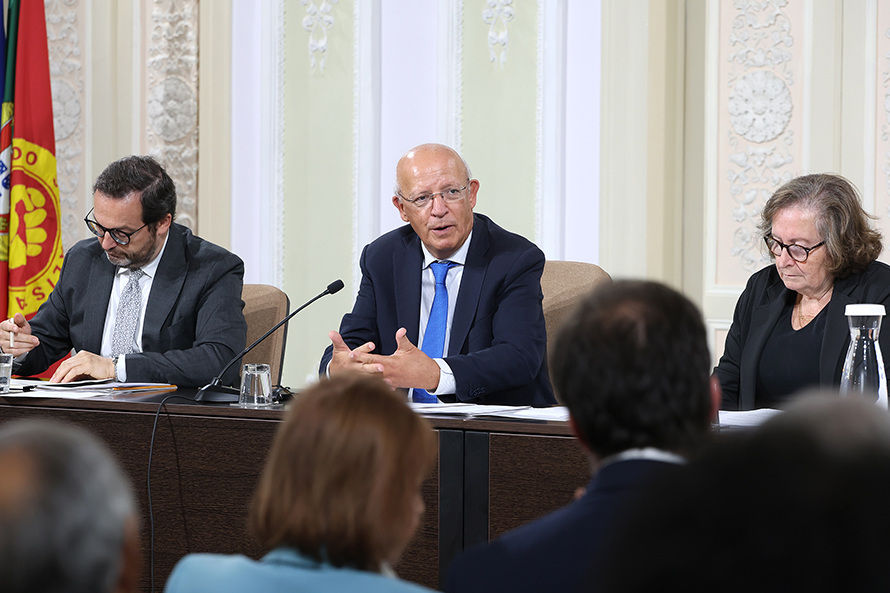 Augusto Santos Silva avisa que ciência e democracia estão em risco com Governo a abdicar das suas responsabilidades