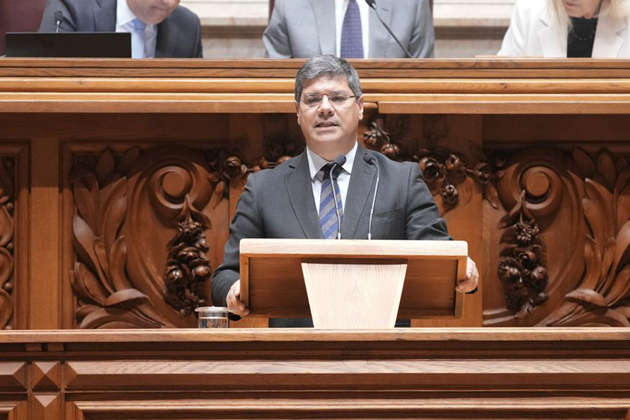 Eurico Brilhante Dias acusa Chega de ter vendido os idosos e os mais jovens nas negociações para o OE