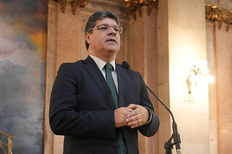 PS diz que Governo sai derrotado e chama secretária de Estado da Segurança Social à AR