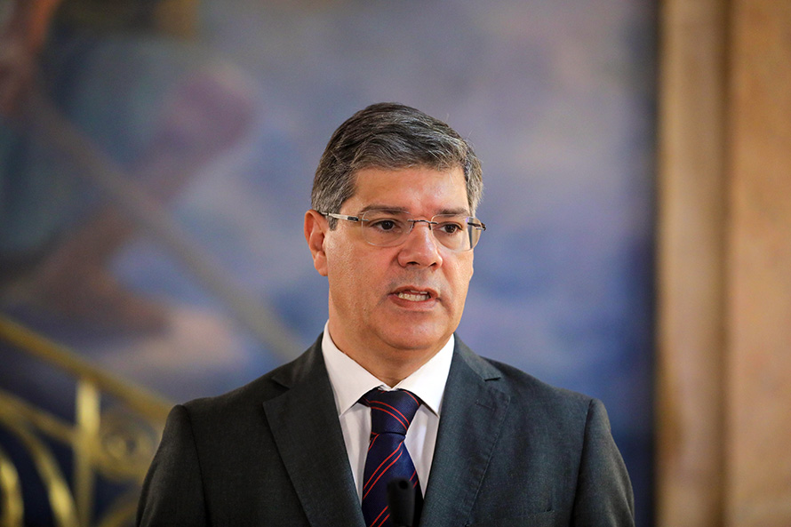 Ministro da Educação será conhecido como Fernando Alexandre “O Negligente”