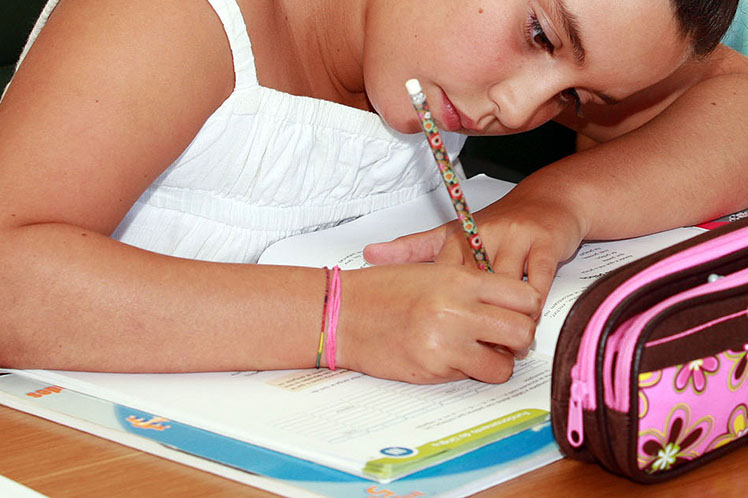 Manuais gratuitos no 1º ano do básico já no próximo ano letivo