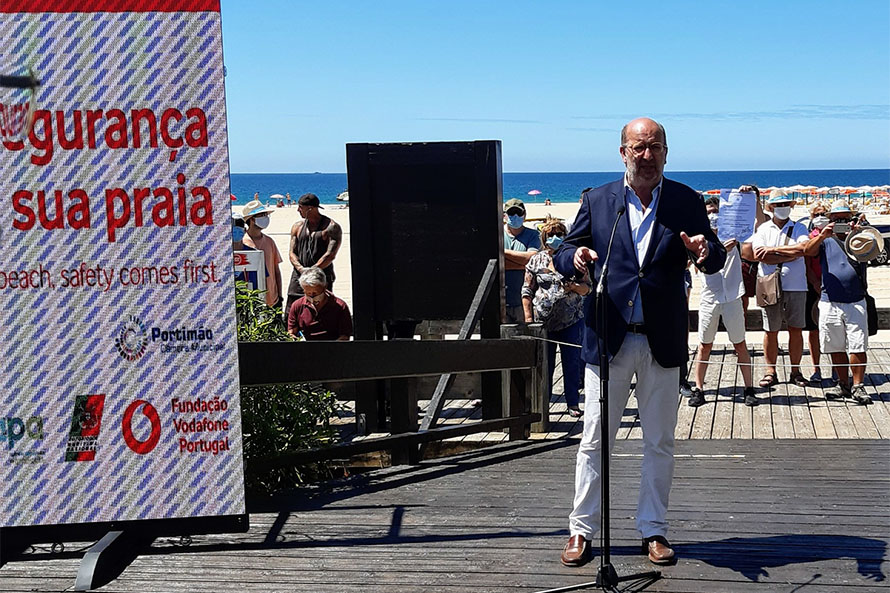 Ministro do Ambiente congratula-se com abertura das praias e pede cumprimento cuidadoso