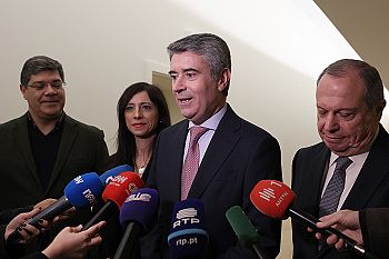 Líder do PS considera “pouco digno” do primeiro-ministro fazer “leilão” de salários