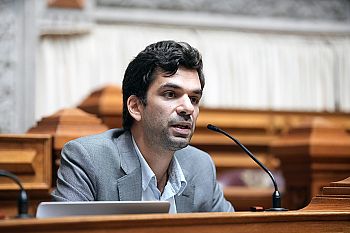 Condução com tutor: PS quer apreciação parlamentar de decreto do Governo “caído do céu”