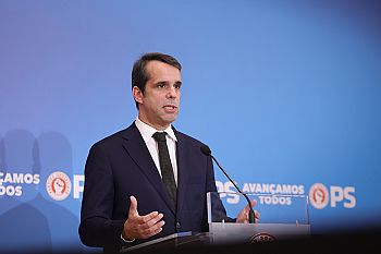 PS assinala que venda só foi possível porque o Governo socialista salvou a TAP e coloca cinco preocupações sobre o futuro